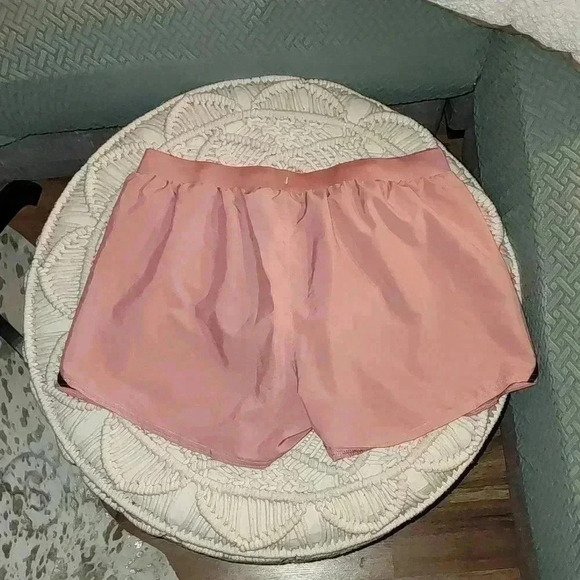 Under Armour Heat Gear Shorts - Picture 2 of 3